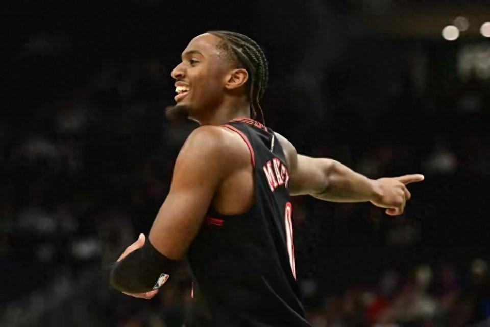 乐鱼体育全站-马刺屠76人揽四奖，文班24分钟+41；防守破局雪旧耻，前路可可期